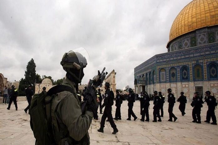 اسرائیلی حکام کا مسجد اقصیٰ پر حملہ، متعدد نمازیوں کو زدوکوب کیا گیا