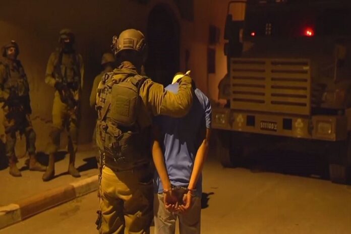 اسرائیلی فوج کی فلسطینی علاقوں میں چھاپے مار کاروائیاں، ایک نوجوان سمیت فلسطینی پولیس کے 12 اہلکاروں کو گرفتار کرلیا