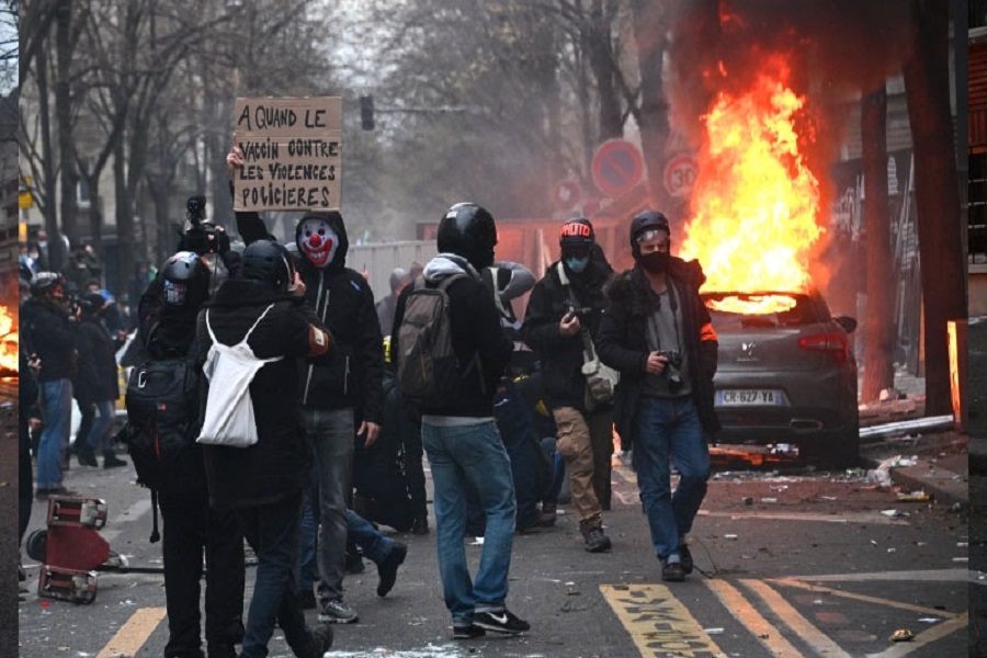 فرانس میں نئے قوانین کے خلاف شدید مظاہرے، 60 سے زائد پولیس اہلکار زخمی ہوگئے