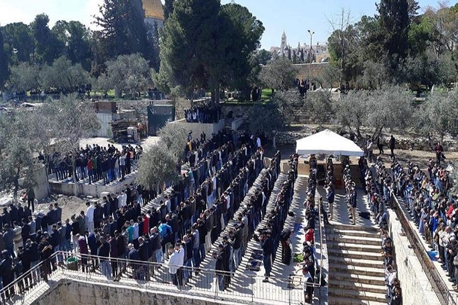 اسرائیلی حکام کی جانب سے کڑی پابندیوں کے باوجود ہزاروں فلسطینی مسلمانوں کی مسجد اقصیٰ میں نماز جمعہ کی ادائیگی