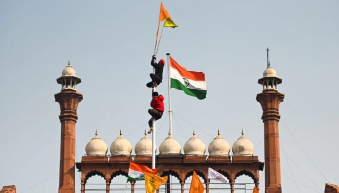 بھارت میں یوم جمہوریہ پر کسانوں نے لال قلعے پر اپنا مذہبی اور خالصتان تحریک کا پرچم لہرا دیا