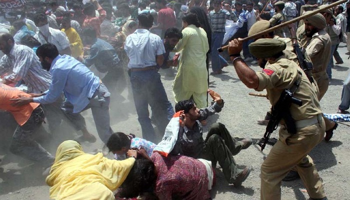 مقبوضہ کشمیر کی پولیس کا پرامن احتجاج کرنے والوں پر وحشیانہ تشدد، متعدد افراد زخمی ہوگئے