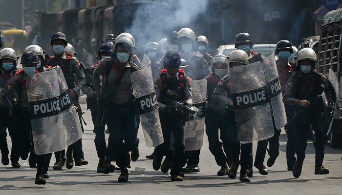 میانمار میں پولیس کا مظاہرین پر وحشیانہ تشدد جاری، متعدد افراد زخمی ہوگئے