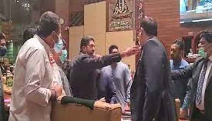 سندھ اسمبلی میں پی ٹی آئی اور پی پی پی ممبران کے درمیان تصادم