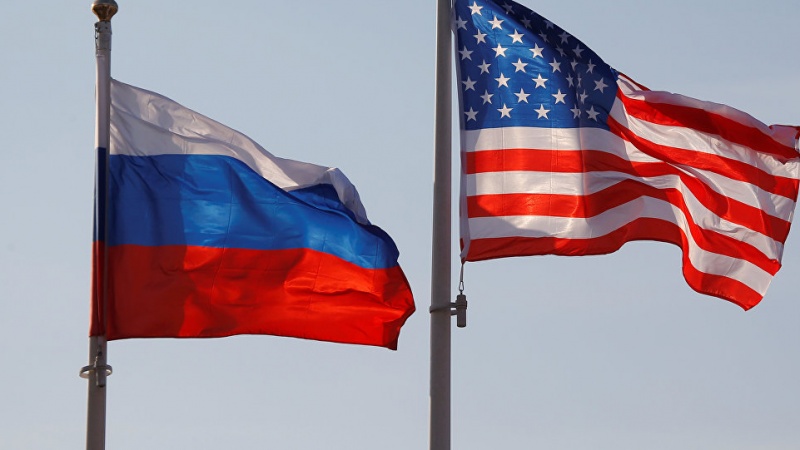 روس اور امریکی جھنڈے